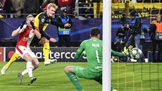 Záložník Dortmundu Julian Brandt střelou z úhlu překonává slávistického... Záložník Dortmundu Julian Brandt střelou z úhlu překonává slávistického...