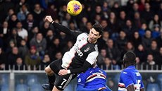 JAKO JORDAN. Cristiano Ronaldo se zavěsil do vzduchu a hlavou rozhodl o... JAKO JORDAN. Cristiano Ronaldo se zavěsil do vzduchu a hlavou rozhodl o...