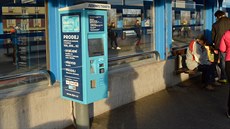 V ulicích Ostravy se postupn objevují automaty na kreditní jízdenky.