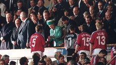 Čeští fotbalisté dostávájí stříbrné medaile. Předává jim je anglická královna.... Čeští fotbalisté dostávájí stříbrné medaile. Předává jim je anglická královna....