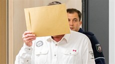 Andreas N. trpí paranoidní schizofrenií. U soudu si zakrýval obličej. (22.... Andreas N. trpí paranoidní schizofrenií. U soudu si zakrýval obličej. (22....
