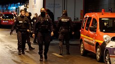 Pařížští policisté zneškodnili nebezpečného muže s nožem na náměstí v La... Pařížští policisté zneškodnili nebezpečného muže s nožem na náměstí v La...