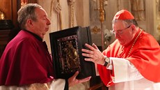 Kardinál Duka předal proboštovi staroboleslavské kapituly sv. Kosmy Damiánu... Kardinál Duka předal proboštovi staroboleslavské kapituly sv. Kosmy Damiánu...