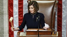Předsedkyně Sněmovny reprezentantů Nancy Pelosiová. (19. prosince 2019) Předsedkyně Sněmovny reprezentantů Nancy Pelosiová. (19. prosince 2019)