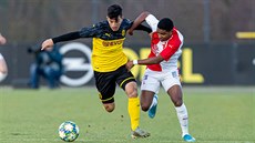 Momentka z utkání Youth League mezi Dortmundem a Slavií. V akci brazilský... Momentka z utkání Youth League mezi Dortmundem a Slavií. V akci brazilský...
