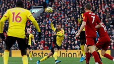 Etienne Capoue z Watfordu pálí na bránu Liverpoolu v utkání Premier League.