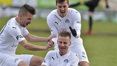 Radost fotbalistů Slovácka v Příbrami, střelec Juroška, vlevo Navráti a Sadílek. Radost fotbalistů Slovácka v Příbrami, střelec Juroška, vlevo Navráti a Sadílek.