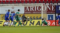 Milan Havel z Bohemians (vpravo č. 18) dává v pádu gól, olomoucký gólman Aleš... Milan Havel z Bohemians (vpravo č. 18) dává v pádu gól, olomoucký gólman Aleš...