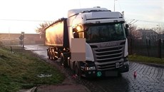 Korba nákladního auta strhla trakční vedení v Rousínově. Korba nákladního auta strhla trakční vedení v Rousínově.