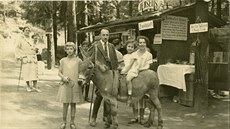 Malá Lilli (na oslu) s rodii na výletu do tisských stn, rok 1926.