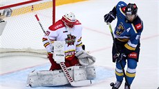 Šílenosti gólmana v Číně. Při zápase srazil draka nebo prosí o vrtačku Šimon Hrubec v brance čínského Kunlunu v utkání KHL. | na serveru Lidovky.cz | aktuální zprávy