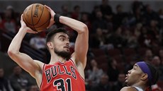 Tomáš Satoranský z Chicaga hledá adresáta přihrávky, proti němu Devonte' Graham... Tomáš Satoranský z Chicaga hledá adresáta přihrávky, proti němu Devonte' Graham...