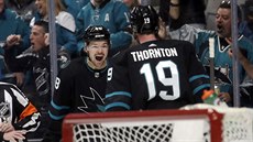 Tomá Hertl a Joe Thornton emotivn slaví gól San Jose.