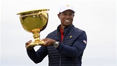 Tiger Woods s trofejí pro vítěze Prezidentského poháru v Melbourne. Tiger Woods s trofejí pro vítěze Prezidentského poháru v Melbourne.