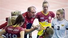 Trenér libereckých volejbalistek Libor Gálik instruuje své svěřenkyně. Trenér libereckých volejbalistek Libor Gálik instruuje své svěřenkyně.