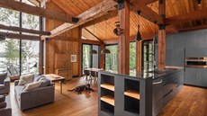 Architekti osadili v domě větší okna, která teď propojují kuchyň s exteriérem. Architekti osadili v domě větší okna, která teď propojují kuchyň s exteriérem.