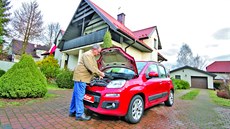 Řidiči u aut se zvednutými kapotami, pokusy nastartovat motor s pomocí kabelů... Řidiči u aut se zvednutými kapotami, pokusy nastartovat motor s pomocí kabelů...