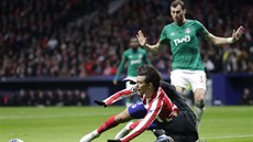 Brankář Anton Kočenkov z Lokomotivu Moskva v souboji s Joaem Felixem z Atlétika... Brankář Anton Kočenkov z Lokomotivu Moskva v souboji s Joaem Felixem z Atlétika...