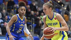 Kateřina Elhotová (vpravo) z USK Praha a Maxuella Mbakaová z týmu Castors... Kateřina Elhotová (vpravo) z USK Praha a Maxuella Mbakaová z týmu Castors...