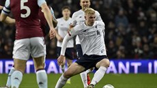 Luis Longstaff (vpravo) z Liverpoolu útočí v zápase s Aston Villou. Luis Longstaff (vpravo) z Liverpoolu útočí v zápase s Aston Villou.