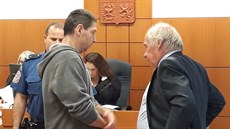 Petr Šišlák se svým obhájcem. Petr Šišlák se svým obhájcem.