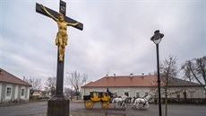 Starokladrubští bělouši defilují před nově otevřenou budovou pošty. V jedné... Starokladrubští bělouši defilují před nově otevřenou budovou pošty. V jedné...