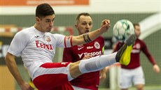 David Černý (vlevo) z futsalových Teplic a Tomáš Drahovský ze Sparty v... David Černý (vlevo) z futsalových Teplic a Tomáš Drahovský ze Sparty v...
