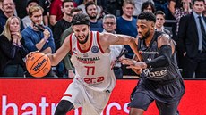 Nymburský křídelník Vojtěch Hruban (vlevo) útočí kolem Treho McLeana z Bambergu. Nymburský křídelník Vojtěch Hruban (vlevo) útočí kolem Treho McLeana z Bambergu.