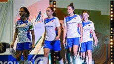Slovenské florbalistky nastupují k utkání. Slovenské florbalistky nastupují k utkání.