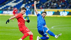 Ermin Bičakčič (vpravo) z Hoffenheimu se snaží zablokovat pokus Floriana... Ermin Bičakčič (vpravo) z Hoffenheimu se snaží zablokovat pokus Floriana...