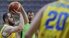 Radim Klečka z Opavy střílí na koš Děčína. Radim Klečka z Opavy střílí na koš Děčína.