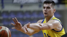 Opavský pivot Václav Bujnoch přihrává. Opavský pivot Václav Bujnoch přihrává.