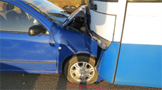 Řidič ve voze Škoda Fabia se čelně srazil s linkovým autobusem u Všestar (10.... Řidič ve voze Škoda Fabia se čelně srazil s linkovým autobusem u Všestar (10....