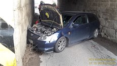V Blovicích na Plzeňsku se šofér zaklínil pod železničním viaduktem natolik, že... V Blovicích na Plzeňsku se šofér zaklínil pod železničním viaduktem natolik, že...
