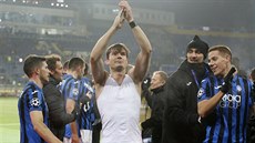 Marten de Roon (uprosted) z Atalanty Bergamo se svými spoluhrái oslavuje...