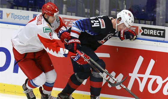 Ruský hokejista Kiril Marenko (vpravo) brání Mattiase Samuelssona z USA.