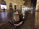 Nejen koše, ale i květináče jsou plné odpadků. Nejen koše, ale i květináče jsou plné odpadků.