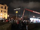 Dnes se rozsvěcí Chanuka na Náměstí Jana Palacha před Rudolfinem. Aktu přihlíží mnoho lidí. Dnes se rozsvěcí Chanuka na Náměstí Jana Palacha před Rudolfinem. Aktu přihlíží mnoho lidí.