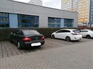 Je fakt pro většinu řidičů umění strefit se správně? V době vánoc, kdy by bylo fajn ušetřit místo, se to blokuje takto a nebo pak vraky. Některé i s výmluvou. Je fakt pro většinu řidičů umění strefit se správně? V době vánoc, kdy by bylo fajn ušetřit místo, se to blokuje takto a nebo pak vraky. Některé i s výmluvou.