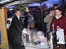 Nejen na Staroměstském náměstí, ale i v jiných částech Prahy rozlévali radní tradiční vánoční polévku. V Letňanech se tato oblíbená událost uskutečnila v podvečer 23. prosince, tedy jen pár hodin před Štědrým dnem. V nabídce byl kromě rybí polévky také bo Nejen na Staroměstském náměstí, ale i v jiných částech Prahy rozlévali radní tradiční vánoční polévku. V Letňanech se tato oblíbená událost uskutečnila v podvečer 23. prosince, tedy jen pár hodin před Štědrým dnem. V nabídce byl kromě rybí polévky také bo