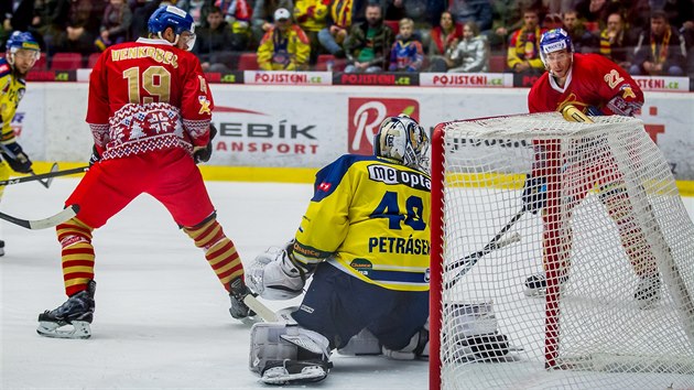 Přerovský gólman Michael Petrásek inkasuje v duelu s Budějovicemi. Přerovský gólman Michael Petrásek inkasuje v duelu s Budějovicemi.
