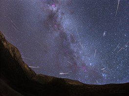 Rej meteor s Mlénou dráhou na pozadí ze srpna 2015, foceno v Chorvatsku.