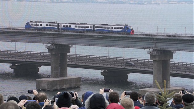 Přepravu po železniční trati na mostě mezi Ruskem a Krymem zahájil prezident Vladimir Putin. (23. prosince 2019)