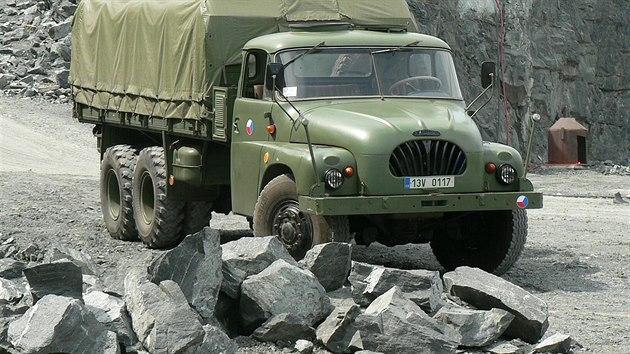 Valnk s plachtou Tatra 138 ve vojensk verzi, veternsk vozidlo