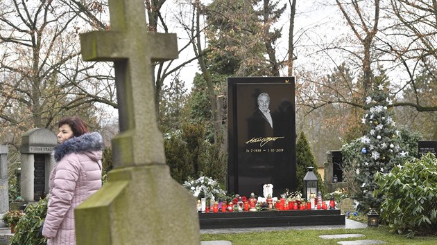 Dokonen hrob zpvka Karla Gotta na hbitov na praskch Malvazinkch na snmku z 21. prosince 2019.