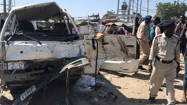 Somlsk bezpenostn sloky na mst vbuchu nloe nastraen v aut v Mogadiu (28.12.2019)