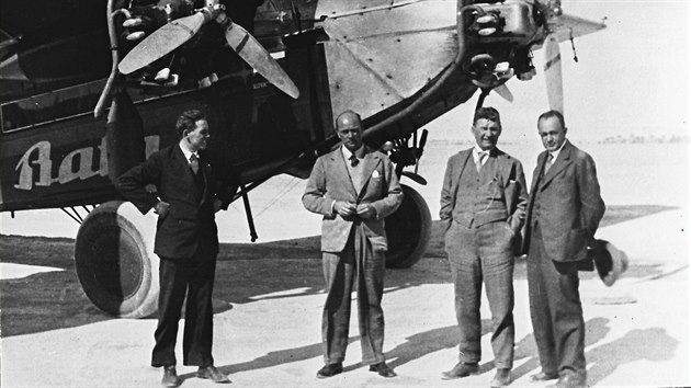 Na přelomu let 1931 a 1932 Tomáš Baťa podnikl velkým dopravním letounem Fokker F.VII obchodní leteckou výpravu do Britské Indie.