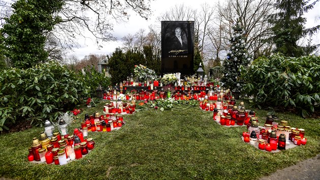 Lid zapalovali i 23. prosince 2019 svky u dokonenho hrobu zpvka Karla Gotta na hbitov na praskch Malvazinkch.