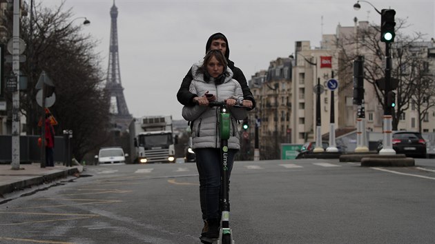 Ve Francii ji vce ne dvacet dn probh prost proti plnovan dchodov reform. Lid vyuvaj k doprav napklad elektrick kolobky. (27. prosince 2019)