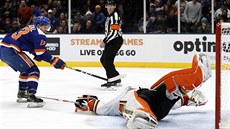 Mathew Barzal z New Yorku Islanders stílí gó Johnu Gibsonovi z Anaheimu.